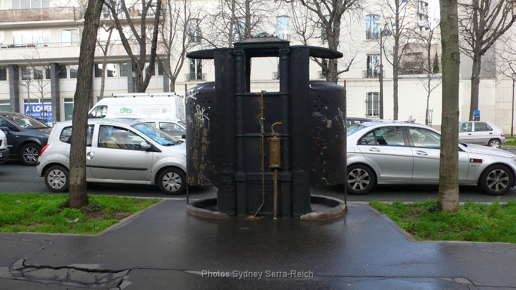 La derniere vespasienne parisienne , Bd Arago devant la prison de la Sante 1.JPG - La dernière vespasienne parisienne, Boulevard Arago devant la prison de la Santé. Paris 14ème. 19 janvier 2014